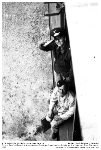 Gefreiter Egon Stoll-Berberich mit unbekanntem Soldaten auf einer Stahllamellenhalle auf dem Fliegerhorst Erfurt-Bindersleben 1935. NLESB_Kriegsbilder_lose_Erfurt_Bindersleben_0010 Gefreiter Egon Stoll-Berberich mit unbekanntem Soldaten auf einer Stahllamellenhalle auf dem Fliegerhorst Erfurt-Bindersleben 1935. NLESB_Kriegsbilder_lose_Erfurt_Bindersleben_0010