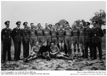 Egon Stoll-Berberich als Torwart beim SC Fliegerhorst Erfurt, Mai 1935. NLESB_Kriegsbilder_lose_Fußball_Erfurt_0001 Egon Stoll-Berberich als Torwart beim SC Fliegerhorst Erfurt, Mai 1935. NLESB_Kriegsbilder_lose_Fußball_Erfurt_0001