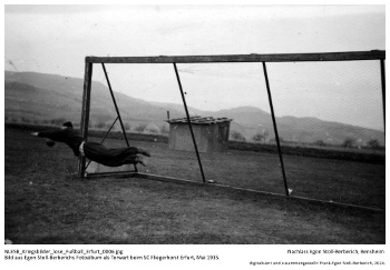 Bild aus Egon Stoll-Berberichs Fotoalbum als Torwart beim SC Fliegerhorst Erfurt, Mai 1935. NLESB_Kriegsbilder_lose_Fußball_Erfurt_0006 Bild aus Egon Stoll-Berberichs Fotoalbum als Torwart beim SC Fliegerhorst Erfurt, Mai 1935. NLESB_Kriegsbilder_lose_Fußball_Erfurt_0006