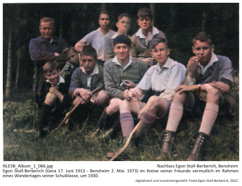 Egon Stoll-Berberich (Gera 17. Juni 1913 - Bensheim 2. Mai. 1973) im Kreise seiner Freunde vermutlich im Rahmen eines Wandertages seiner Schulklasse, um 1930. NLESB_Album_1_066