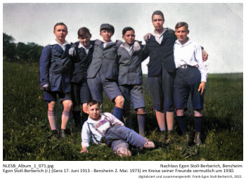Egon Stoll-Berberich (Gera 17. Juni 1913 - Bensheim 2. Mai. 1973) im Kreise seiner Freunde vermutlich im Rahmen eines Wandertages seiner Schulklasse, um 1930. NLESB_Album_1_071