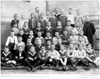 Egon Stoll-Berberich (3. Reihe von unten, 3. Junge von rechts) als Sextaner des Bensheimer Gymnasiums um 1923. NLESB_Album_2_003