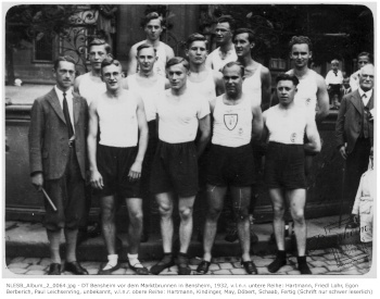 DT Bensheim vor dem Marktbrunnen in Bensheim, 1932, v.l.n.r. untere Reihe: Hartmann, Friedl Lohr, Egon Berberich, Paul Leichsenring, unbekannt, v.l.n.r. obere Reihe: Hartmann, Kindinger, May, Döbert, Schaab, Fertig (Schrift nur schwer leserlich). NLESB_Album_2_0064