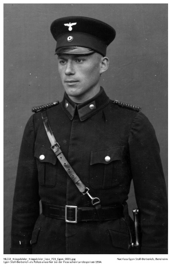 Egon Stoll-Berberich als Polizeianwärter bei der Hessischen Landespolizei 1934. NLESB_Kriegsbilder_Kriegsbilder_lose_Landespolizei_0001
