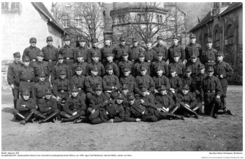 Gruppenbild der Landespolizei Hessen, Landespolizeischule Darmstadt, um 1934. NLMZ_Album_2_032
