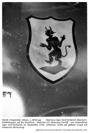 Staffelwappen auf der Maschine Henschel 123 (Kennung 50+28) von Unteroffizier Egon Stoll-Berberich im September 1938. Schwarzer Teufel auf gelbem Grund mit schwarzer Umrandung. NLESB_Kriegsbilder_Album1_0018.