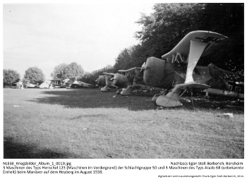 3 Maschinen des Typs Henschel 123 (Maschinen im Vordergrund) der Schlachtgruppe 50 und 3 Maschinen des Typs Arado 68 (unbekannte Einheit) beim Manöver auf dem Heuberg im August 1938. NLESB_Kriegsbilder_Album1_0019.