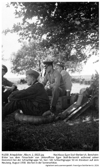 Bilder aus dem Fotoalbum von Unteroffizier Egon Stoll-Berberich während seiner Dienstzeit bei der Schlachtgruppe 50, hier: Mit Schlachtgruppe 50 im Manöver auf dem Heuberg, August 1938. Warten in der Sommerhitze. NLESB_Kriegsbilder_Album1_0023.