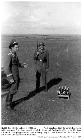 Bilder aus dem Fotoalbum von Unteroffizier Egon Stoll-Berberich während im Manöver mit der Schlachtgruppe 50 auf dem Heuberg, August 1938. Unteroffizier Stoll-Berberich mit Flasche und bewachtem Bierkasten. NLESB_Kriegsbilder_Album1_0026.
