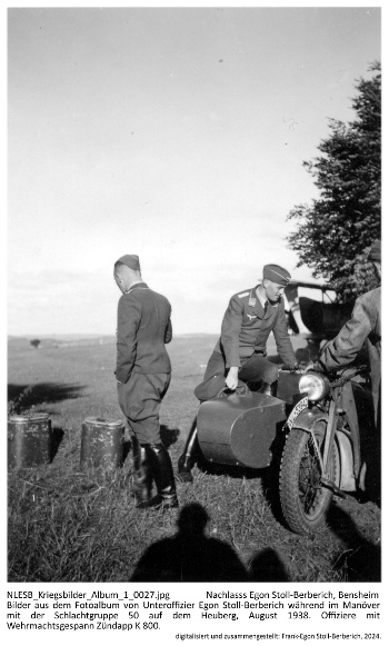 Bilder aus dem Fotoalbum von Unteroffizier Egon Stoll-Berberich während im Manöver mit der Schlachtgruppe 50 auf dem Heuberg, August 1938. Offiziere mit Wehrmachtsgespann Zündapp K 800. NLESB_Kriegsbilder_Album1_0027.