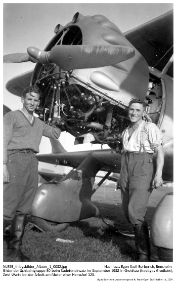 Bilder der Schlachtgruppe 50 beim Sudeteneinsatz im September 1938 in Grottkau (heutiges Grodków), Zwei Warte bei der Arbeit am Motor einer Henschel 123. NLESB_Kriegsbilder_Album1_0032.