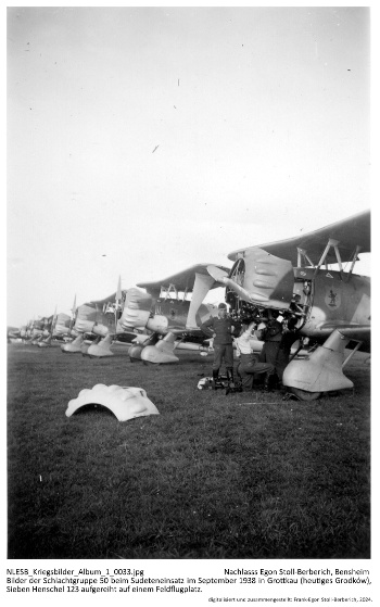 Bilder der Schlachtgruppe 50 beim Sudeteneinsatz im September 1938 in Grottkau (heutiges Grodków), Sieben Henschel 123 aufgereiht auf einem Feldflugplatz. NLESB_Kriegsbilder_Album1_0033.