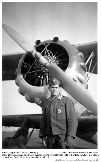 Bilder der Schlachtgruppe 50 beim Sudeteneinsatz im September 1938 in Grottkau (heutiges Grodków), Unteroffizier Paul Steinhoff vor einer Henschel 123. NLESB_Kriegsbilder_Album1_0034.