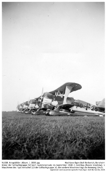 Bilder der Schlachtgruppe 50 beim Sudeteneinsatz im September 1938 in Grottkau (heute Grodków). 5 Maschinen des Typs Henschel 123 der Schlachtgruppe 50, die vordere Maschine trägt die Kennung 50+25. NLESB_Kriegsbilder_Album1_0035.
