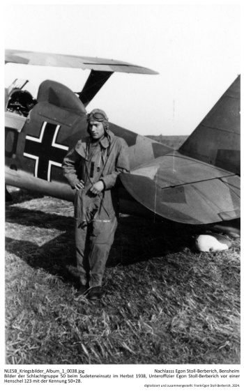 Bilder der Schlachtgruppe 50 beim Sudeteneinsatz im Herbst 1938, Unteroffizier Egon Stoll-Berberich vor seiner Henschel 123 mit der Kennung 50+28. NLESB_Kriegsbilder_Album1_0038.