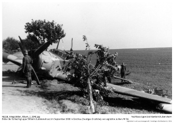 Bilder der Schlachtgruppe 50 beim Sudeteneinsatz im September 1938 in Grottkau (heutiges Grodków), verunglückte Junkers W 34, im Hintergrund Henschel 123 der Schlachtgruppe 50. NLESB_Kriegsbilder_Album1_0040.