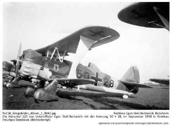 Die Henschel 123 von Unteroffizier Egon Stoll-Berberich mit der Kennung 50 + 28, im September 1938 in Grottkau (heutiges Grodków). (Bild bereinigt). NLESB_Kriegsbilder_Album1_0042.