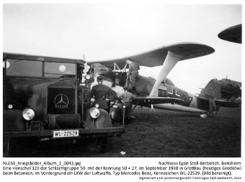 Eine Henschel 123 der Schlachtgruppe 50  mit der Kennung 50 + 27, im September 1938 in Grottkau (heutiges Grodków) beim Betanken, im Vordergrund ein LKW der Luftwaffe, Typ Mercedes Benz, Kennzeichen WL-22529. (Bild bereinigt). NLESB_Kriegsbilder_Album1_0043.