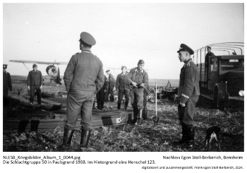 Die Schlachtgruppe 50 in Paulsgrund 1938. Im Hintergrund eine Henschel 123. NLESB_Kriegsbilder_Album1_0044.