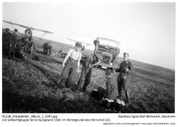 Die Schlachtgruppe 50 in Paulsgrund 1938. Im Hintergrund eine Henschel 123. NLESB_Kriegsbilder_Album1_0045.