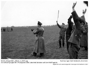 Die Schlachtgruppe 50 in Paulsgrund 1938. Jubelnde Soldaten auf dem Feldflugplatz. NLESB_Kriegsbilder_Album1_0047.