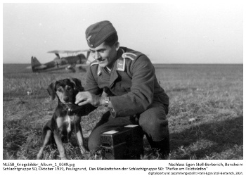 Schlachtgruppe 50, Oktober 1938, Paulsgrund, Das Maskottchen der Schlachtgruppe 50: "Piefke am Feldtelefon". NLESB_Kriegsbilder_Album1_0049.