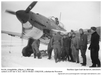 Junkers JU 87 der II./St.G. 163 im Winter 1938/1939, unbekannte Personen. NLESB_Kriegsbilder_Album1_0064.