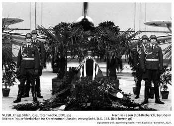 Bild von Trauerfeierlichkeit für Oberleutnant Zander, verunglückt, St.G. 163. (Bild bereinigt). NLESB_Kriegsbilder_lose_Totenwache_0001.