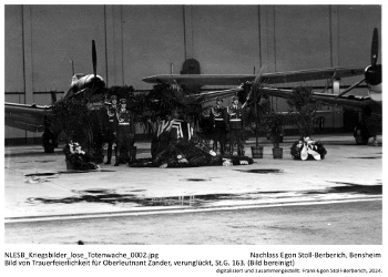 Bild von Trauerfeierlichkeit für Oberleutnant Zander, verunglückt, St.G. 163. (Bild bereinigt). NLESB_Kriegsbilder_lose_Totenwache_0002.