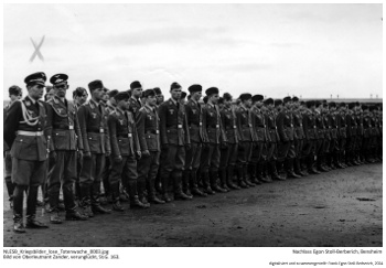 Bild von Trauerfeierlichkeit für Oberleutnant Zander, verunglückt, St.G. 163. (Bild bereinigt). NLESB_Kriegsbilder_lose_Totenwache_0003.