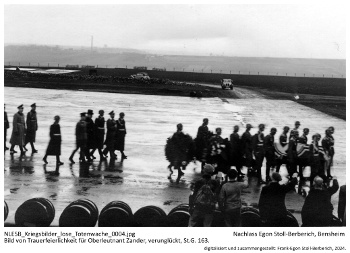 Bild von Trauerfeierlichkeit für Oberleutnant Zander, verunglückt, St.G. 163. (Bild bereinigt). NLESB_Kriegsbilder_lose_Totenwache_0004.