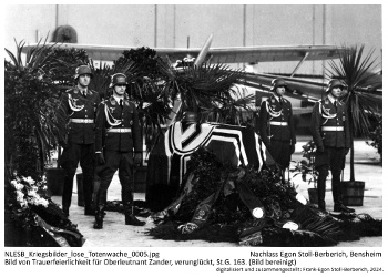 Bild von Trauerfeierlichkeit für Oberleutnant Zander, verunglückt, St.G. 163. (Bild bereinigt). NLESB_Kriegsbilder_lose_Totenwache_0005.